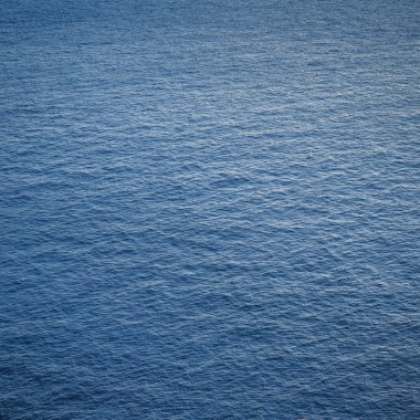 Deniz yüzey arka plan - koyu mavi deniz yüzeyi