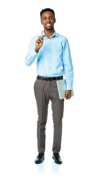 Felice africano americano studente universitario in piedi con computer portatile su w — Foto Stock