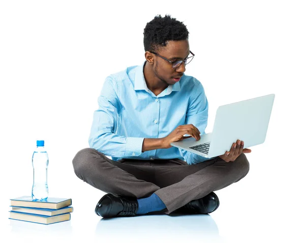 Estudiante universitario afroamericano sentado con portátil en blanco —  Fotos de Stock