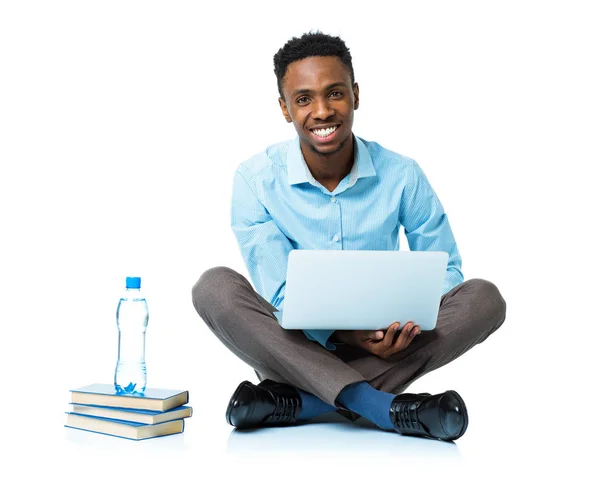 Glücklich afrikanisch-amerikanische College-Student sitzt mit Laptop auf wh — Stockfoto