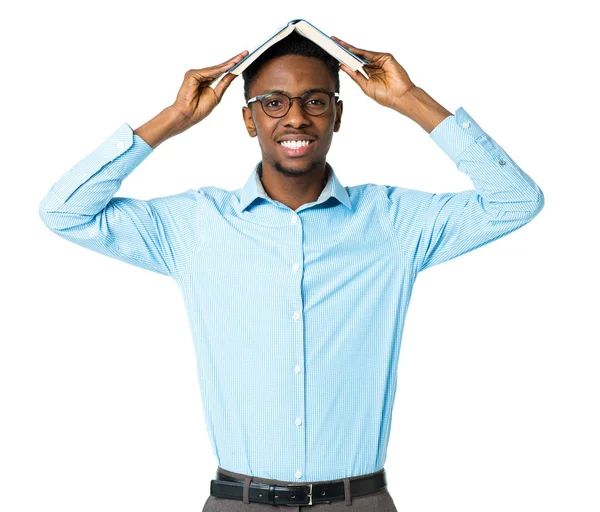 Gelukkig Afro-Amerikaanse college student permanent met boek over zijn — Stockfoto