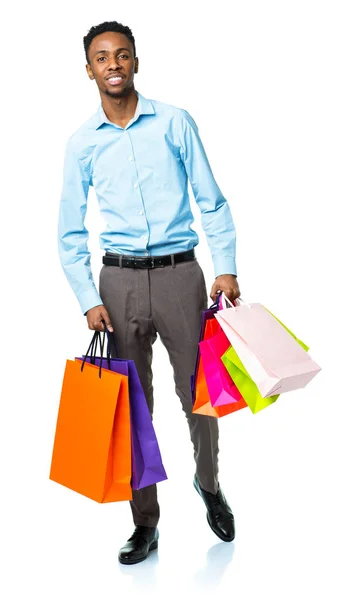 Homem americano africano feliz segurando sacos de compras no backgr branco — Fotografia de Stock