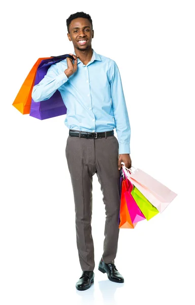 Homem americano africano feliz segurando sacos de compras no backgr branco — Fotografia de Stock