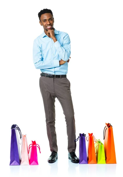 Homem americano africano feliz com sacos de compras no backgroun branco — Fotografia de Stock