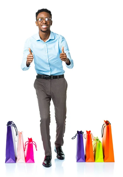 Homem americano africano feliz com sacos de compras no backgroun branco — Fotografia de Stock