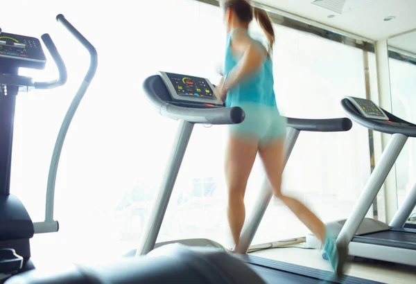 Mujer corriendo en la cinta en el gimnasio — Foto de Stock