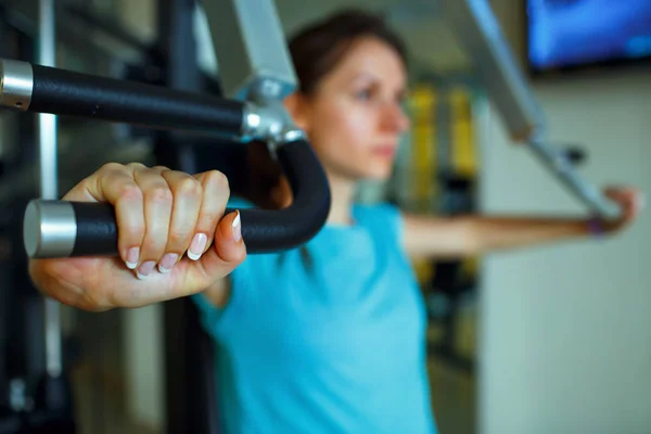 체육관에서 훈련 장치에 밖으로 작동 하는 운동 여자 — 스톡 사진
