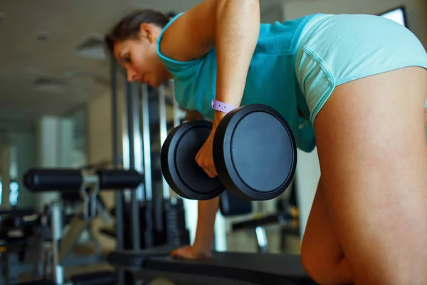 Nő a súlyzó az edzőteremben csinál gyakorlatok — Stock Fotó