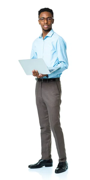 Feliz africano americano estudiante universitario de pie con el ordenador portátil en w — Foto de Stock