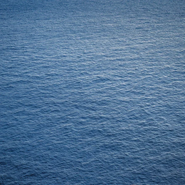 Deniz yüzey arka plan - koyu mavi deniz yüzeyi