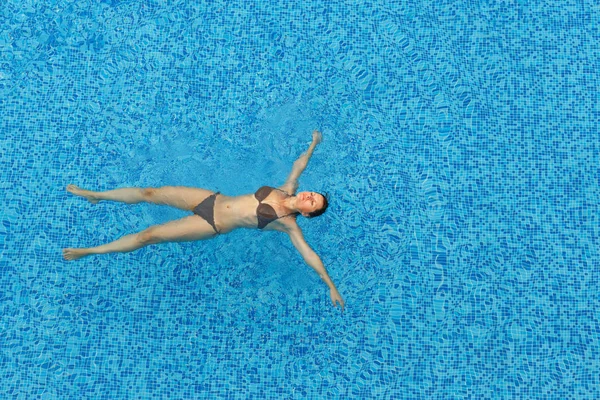 Wanita santai di kolam renang — Stok Foto