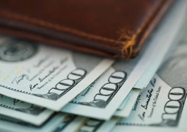 Carteira de couro marrom com dólares dos EUA dinheiro — Fotografia de Stock