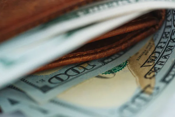 Plånbok i brunt läder med Usa dollar pengar — Stockfoto