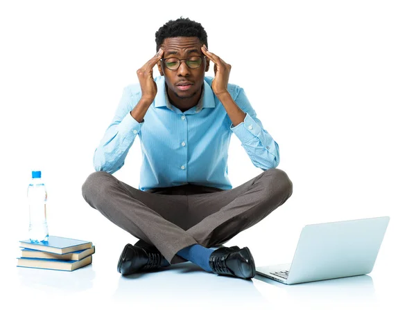 Felice africano americano studente universitario in stress seduto con la — Foto Stock