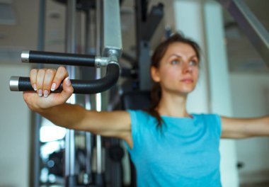 Kadın fitness Center'da eğitim cihazları çalışır