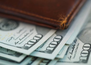 Kahverengi deri cüzdan ABD dolar para ile