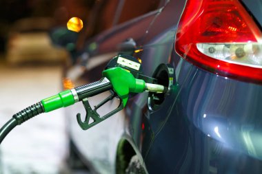 Bir benzin istasyonunda kış geceleri yakıt ikmali araba