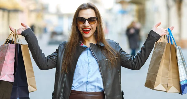 Mooie vrouw met shopping tassen in de ctiy — Stockfoto