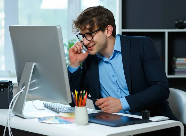 Beau jeune homme travaillant depuis son bureau à domicile — Photo