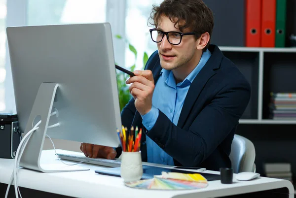 Beau jeune homme travaillant depuis son bureau à domicile — Photo