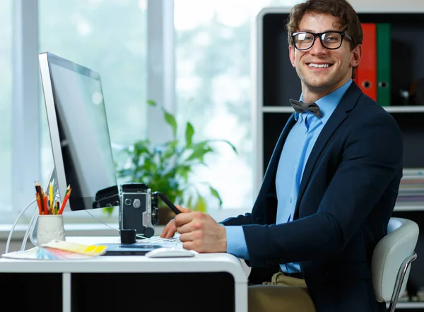 Beau jeune homme travaillant depuis son bureau à domicile — Photo