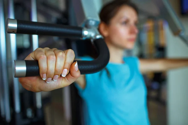 Kadın fitness Center'da eğitim cihazları çalışır — Stok fotoğraf