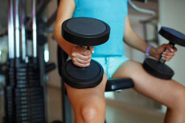 Mujer con mancuernas en el gimnasio haciendo ejercicios deportivos — Foto de Stock