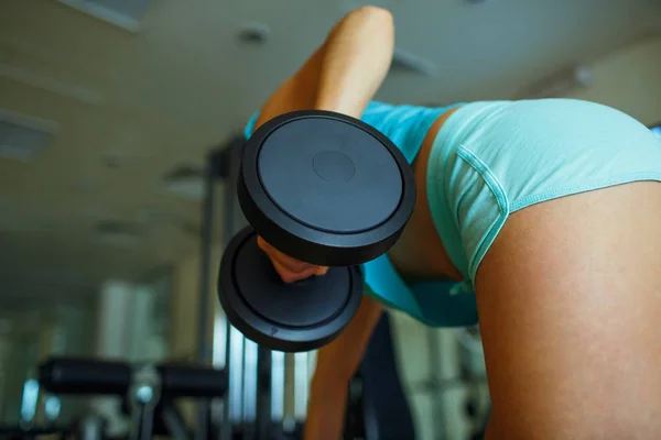 Donna con i manubri in palestra che fa esercizi sportivi — Foto Stock