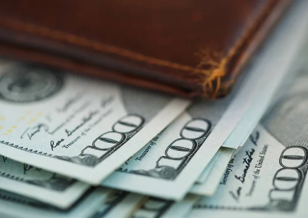 米国ドルのお金と茶色の革財布 — ストック写真