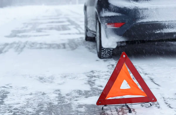 特写镜头的红色警告三角与冬季辆抛锚的汽车 — 图库照片