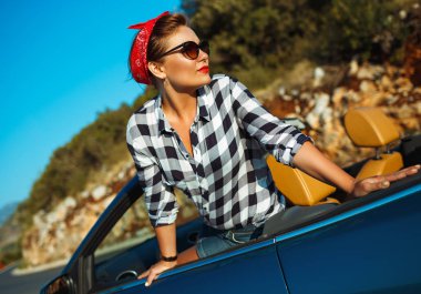 Cabriolet, oturan kadının lu gezisine kadar güzel PIN