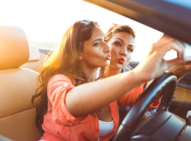 İki genç güzel kız selfie üstü açık bir araba içinde yapıyorsun