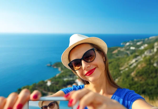Κορίτσι με το καπέλο, καθιστώντας selfie από το smartphone για την αμουδερές — Φωτογραφία Αρχείου