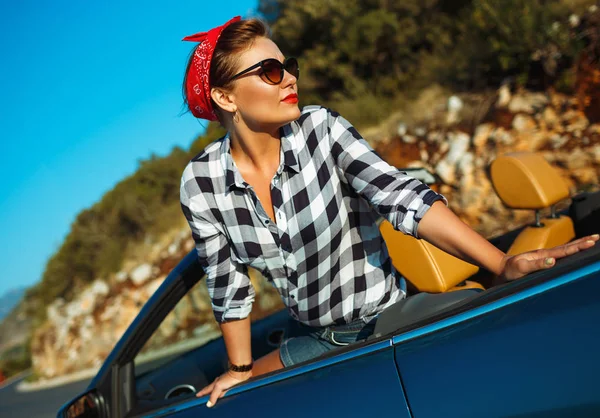 Mooie pin-up vrouw zitten in cabriolet, genieten van de reis op lu — Stockfoto