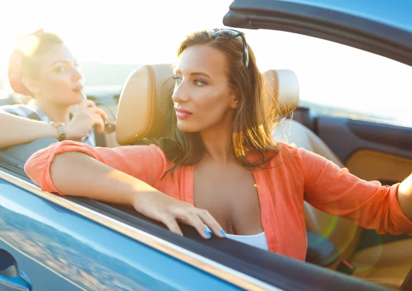 Två unga tjejer kör en cabriolet — Stockfoto