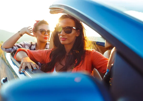 Dvě mladé dívky jízdy kabriolet — Stock fotografie