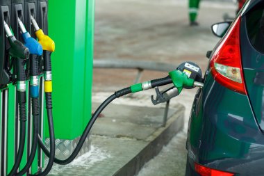 Bir benzin istasyonunda kışın yakıt ikmali araba yakın çekim