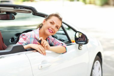 Anahtar bulunan bir Cabrio arabada oturan genç güzel kadın