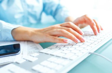 Klavyede yazarak işçisi kadın ofis