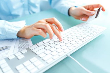 Bilgisayar ve kredi kartı kullanarak eller