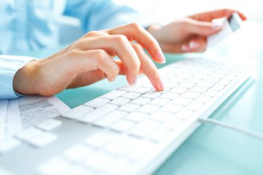 Bilgisayar ve kredi kartı kullanarak eller