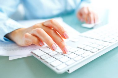 Bilgisayar ve kredi kartı kullanarak eller