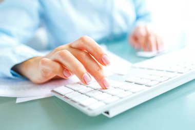 Bilgisayar ve kredi kartı kullanarak eller