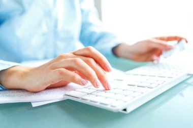 Bilgisayar ve kredi kartı kullanarak eller