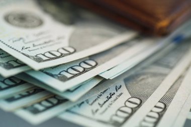 Kahverengi deri cüzdan ABD dolar para ile