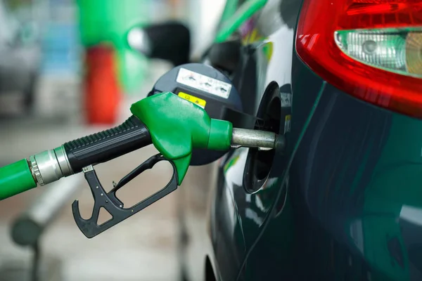 Reabastecimento de carro em um posto de gasolina no inverno perto — Fotografia de Stock