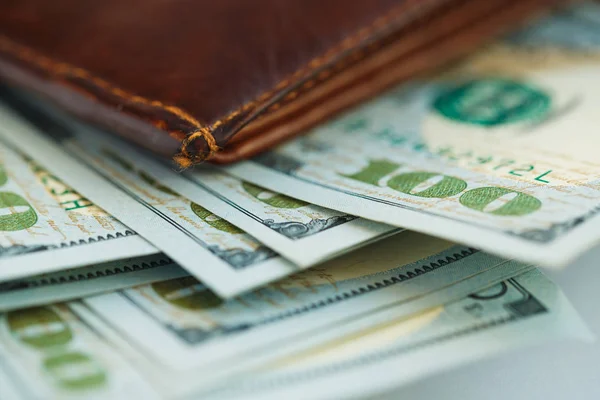 Carteira de couro marrom com dólares dos EUA dinheiro — Fotografia de Stock