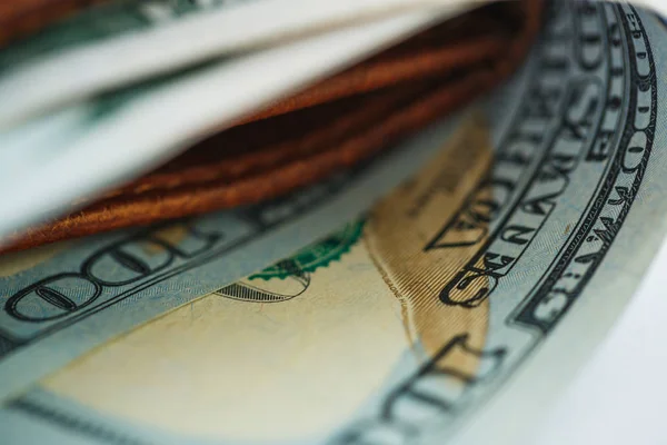 米国ドルのお金と茶色の革財布 — ストック写真