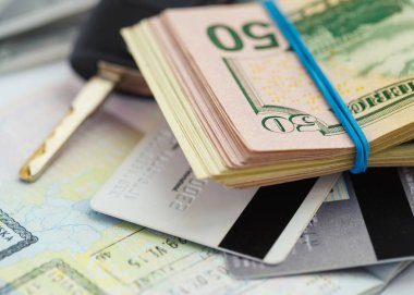 Üç kere üst üzerinde Amerikan para, kredi kartları ve araba anahtar yalan 