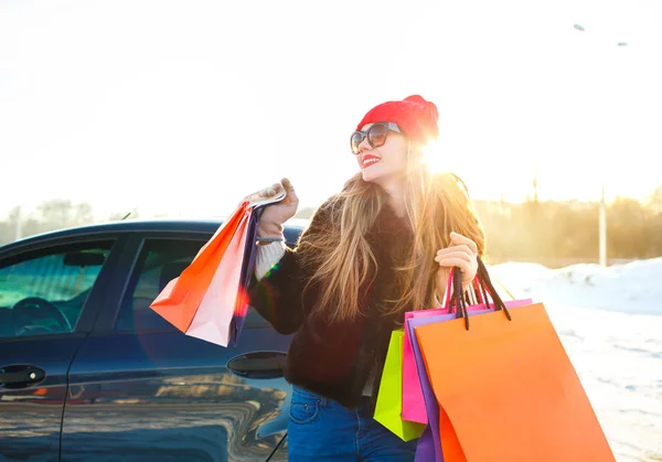 Lächelnde Kaukasierin mit ihrer Einkaufstasche neben dem Auto — Stockfoto